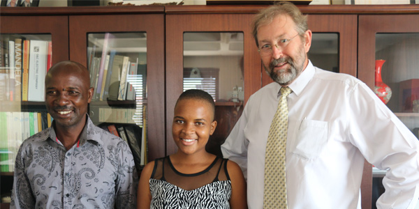 Triphin Mudzvengi flanked by her father Polate Mudzvengi and Prof. Ian Jandrell, Dean of the Faculty of Engineering and the Built Enviroment 